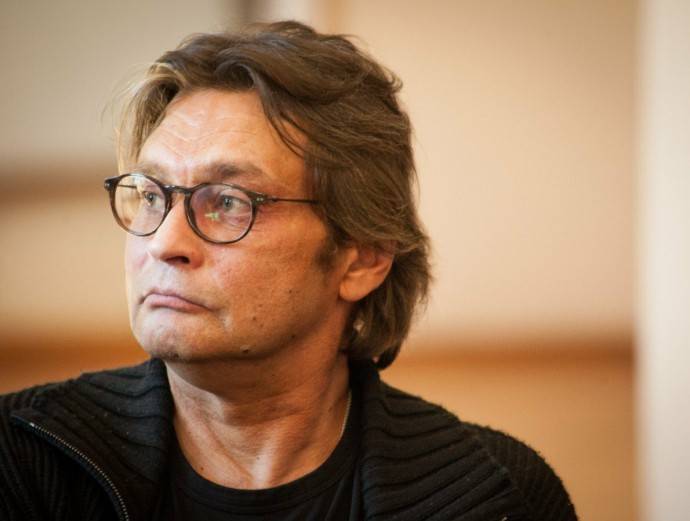 На фоне денежного скандала руководство МХАТ убрало из спектакля Александра Домогарова На фоне денежного скандала руководство МХАТ убрало из спектакля Александра Домогарова
