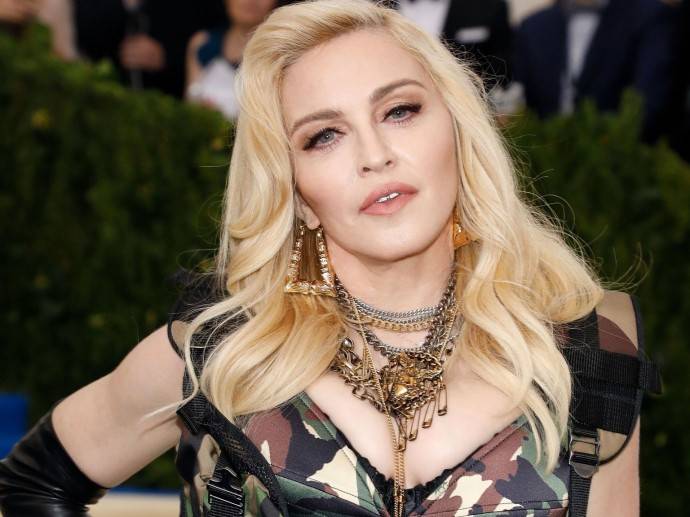 Мадонна взорвала сеть откровенными снимками на кровати