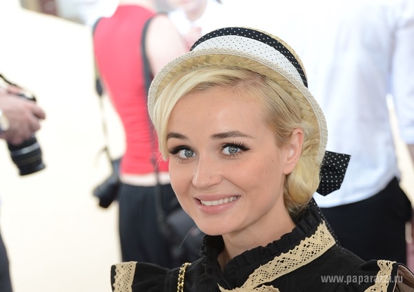 Полина Гагарина примерила образ тургеневской барышни, а Наташа Ионова надела на голову летающую тарелку Полина Гагарина примерила образ тургеневской барышни, а Наташа Ионова надела на голову летающую тарелку