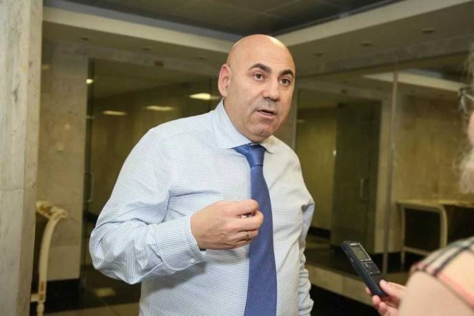 «Она ничего не понимает»: Иосиф Пригожин напоил тёщу дешевым шампанским «Она ничего не понимает»: Иосиф Пригожин напоил тёщу дешевым шампанским