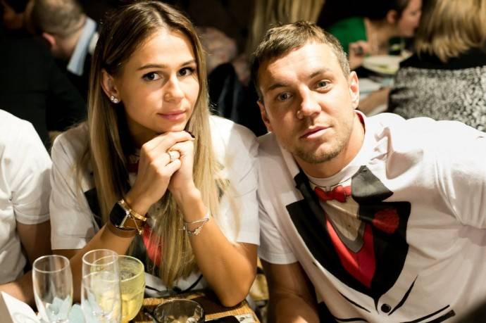 "Вся страна уже знает, какой она выглядит дурочкой": подруга жены Артёма Дзюбы рассказала о ее состоянии после скандала с видео футболиста "Вся страна уже знает, какой она выглядит дурочкой": подруга жены Артёма Дзюбы рассказала о ее состоянии после скандала с видео футболиста
