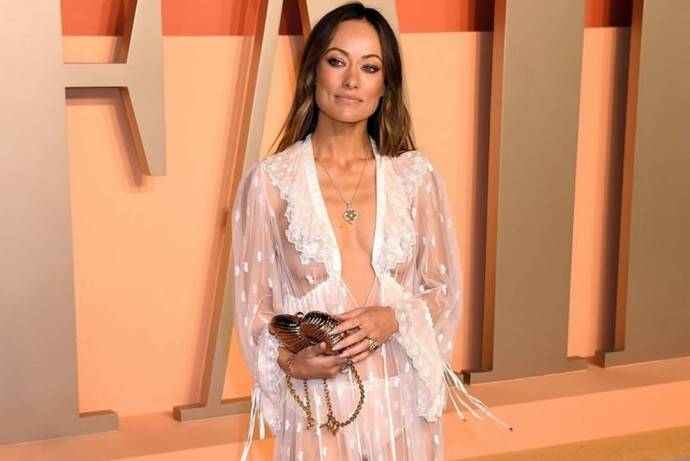 Папарацци понаблюдали за загорающей топлесс Оливией Уайлд