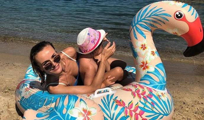 Полина Гагарина тратит миллионы рублей на отдых с дочерью Полина Гагарина тратит миллионы рублей на отдых с дочерью