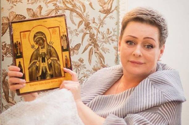 Мария Аронова попыталась оправдаться перед зрителями за задержку спектакля Мария Аронова попыталась оправдаться перед зрителями за задержку спектакля