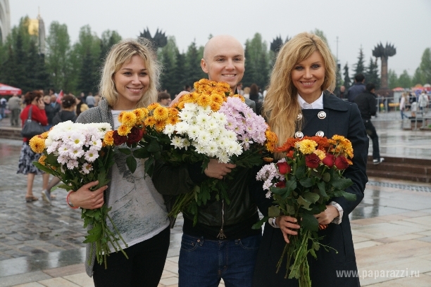 ХУДОЖНИК МАРИНА ЛИЗОРКИНА СОБРАЛА ЗВЕЗД, ЧТОБЫ ВМЕСТЕ ПОЗДРАВИТЬ ВЕТЕРАНОВ