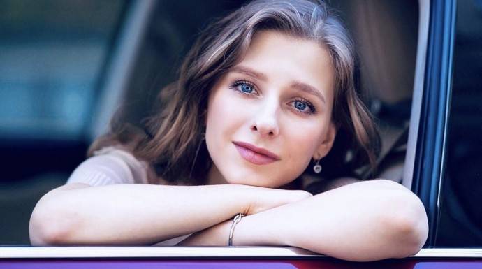 Заплаканная Лиза Арзамасова показала фото из родильной палаты Заплаканная Лиза Арзамасова показала фото из родильной палаты
