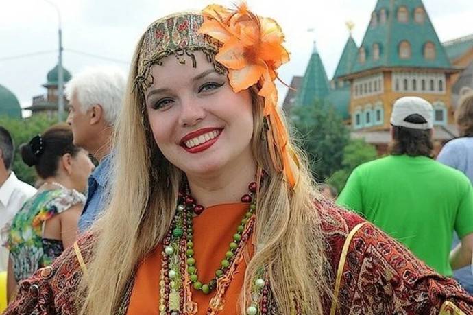«Она была импульсивной»: появились новые сведения о трагической гибели солистки ансамбля «Росичи» Елизаветы Кутуровой, выпавшей из окна с маленькой дочерью «Она была импульсивной»: появились новые сведения о трагической гибели солистки ансамбля «Росичи» Елизаветы Кутуровой, выпавшей из окна с маленькой дочерью