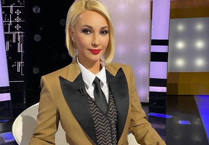 Лера Кудрявцева в розовой шубе и зеленых валенках собралась встречать Китайский новый год Лера Кудрявцева в розовой шубе и зеленых валенках собралась встречать Китайский новый год