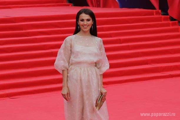 Сати Казанова выбрала для красной дорожки воздушное платье 