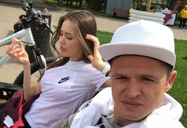 Дмитрий Тарасов пересадил Анастасию Костенко на велосипед