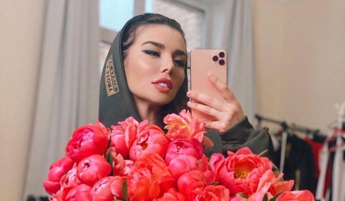 "Я разделась, легла на травку": Анна Седокова нашла повод показать грудь во время прогулки с собакой "Я разделась, легла на травку": Анна Седокова нашла повод показать грудь во время прогулки с собакой