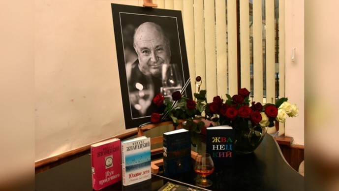 Алла Пугачева в спортивном костюме пришла на похороны Михаила Жванецкого Алла Пугачева в спортивном костюме пришла на похороны Михаила Жванецкого