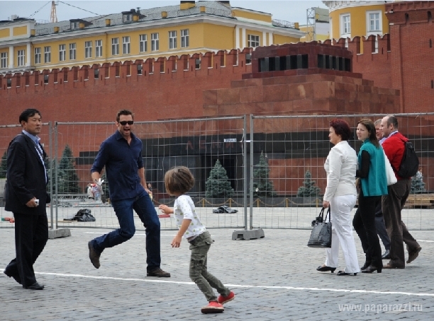 Хью Джекман с детьми порезвился на Красной площади