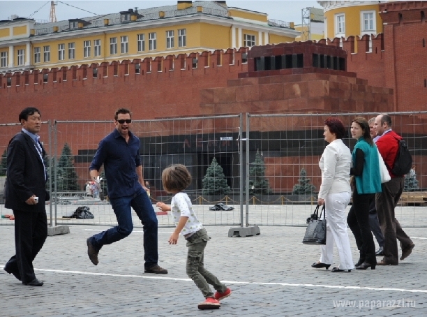 Хью Джекман с детьми порезвился на Красной площади Хью Джекман с детьми порезвился на Красной площади