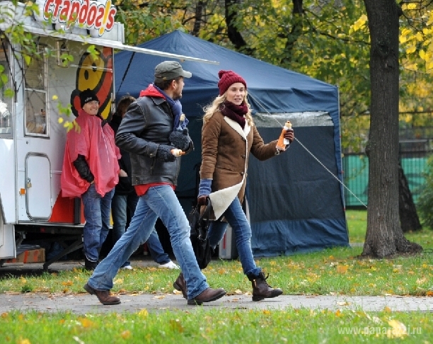 Дайан Крюгер в Москве угостили хот-догом