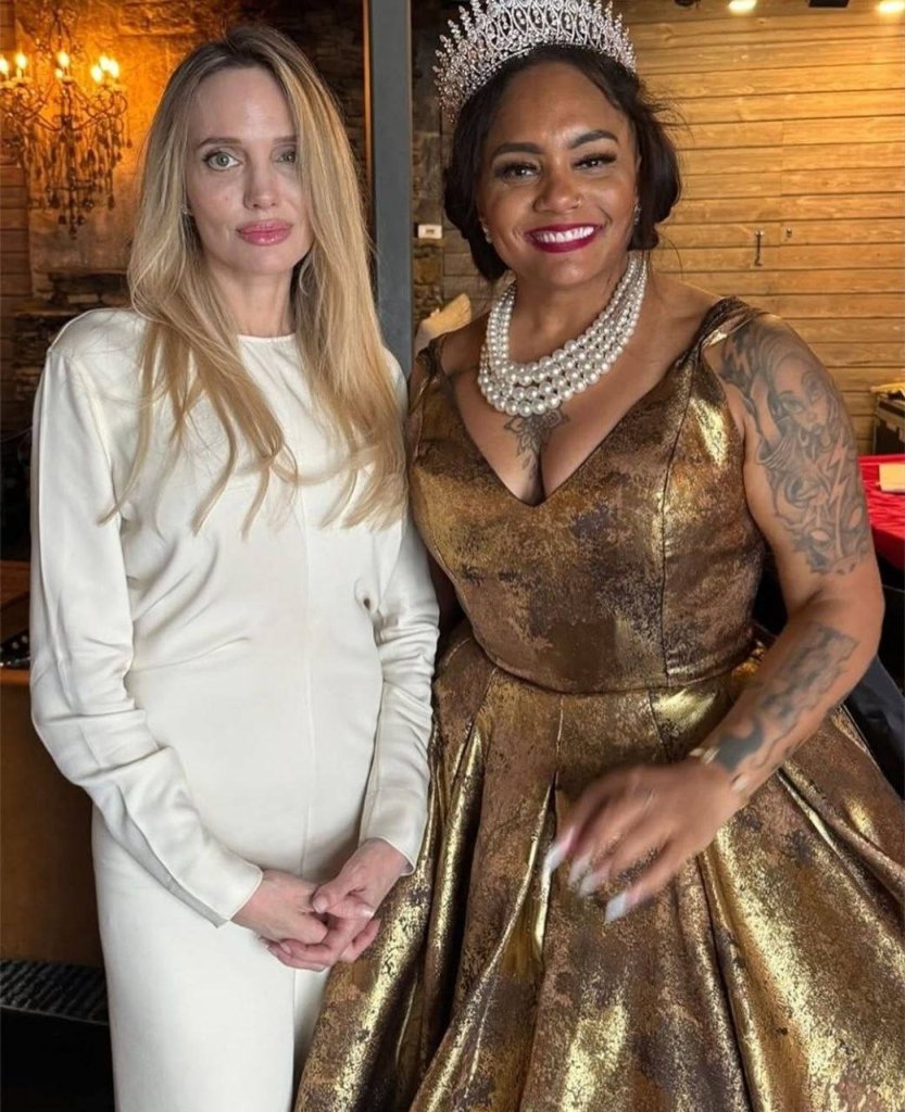 У Анджелины Джоли закрылся один глаз