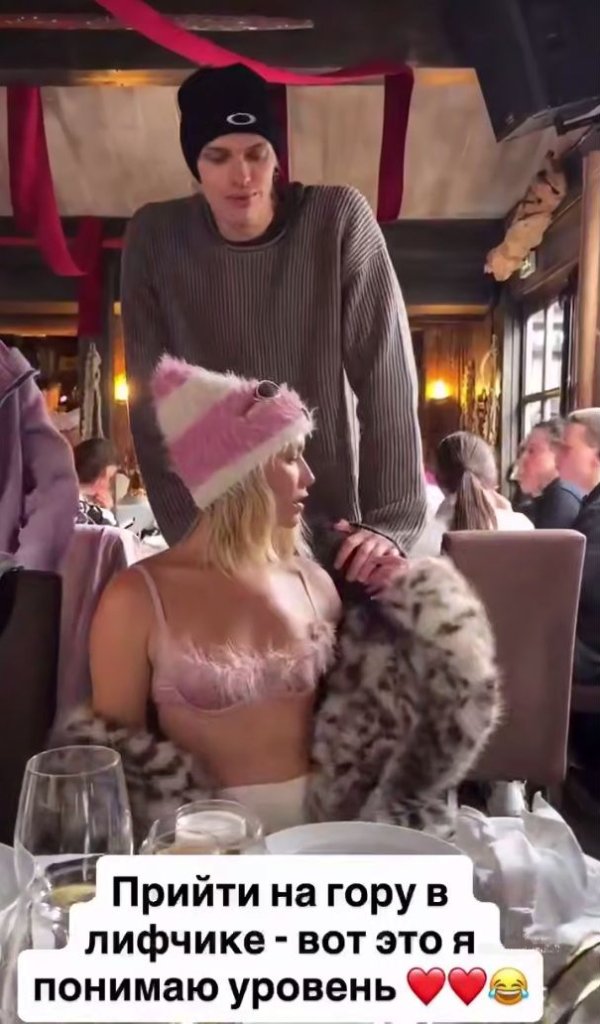 Лена Перминова даже на заснеженных горных курортах зажигает в лифчике