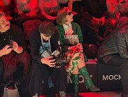 На показе новой формы для сотрудников Перекрёстка и кафе Select на Московской неделе моды появился "двойник" Анны Винтур 