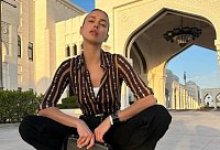 Приняв правильную позу, Ирина Шейк продемонстрировала трусы на молнии. Топ фото самых экстравагантных образов Ирины Шейк