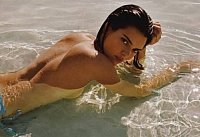 Кендалл Дженнер снялась в "горячей" фотосессии для рекламы купальников