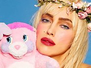 Ирина Шейк перевоплотилась на Хеллоуин в порноактрису Чиччолину