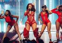 Карди Би грохнулась со стула во время собственного шоу