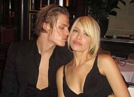 Лена Перминова позирует одна, а Тарас Романов с таинственной незнакомкой: что происходило на День Влюбленных?