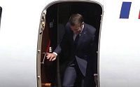 Макрон опять накосячил в самолете и продолжил в том же духе во время банкета с английской королевской семьей