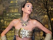 Алеся Кафельникова «могнула культурную столицу» сетчатыми колготками и ремнем на груди