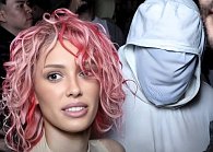 Слишком коротенькая юбочка Бьянки Цензори не смогла прикрыть её нижнего белья