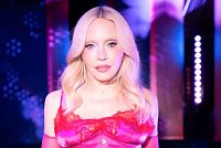 Мадонна покачала обнаженной грудью перед камерой