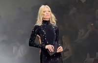 На модном показе Кейт Мосс засветила попку, но спрятала свои жуткие ноги