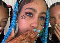 Дочь Канье Уэста и Ким Кардашьян не оставила маму без подарка.