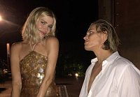 Лена Перминова даже на заснеженных горных курортах зажигает в лифчике