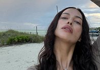 Ирина Шейк намекнула, что загорает топлес