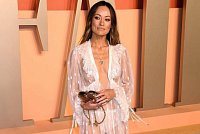 Папарацци понаблюдали за загорающей топлесс Оливией Уайлд