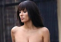 Бьянка Цензори демонстрирует белье собственного бренда прямо на улицах города