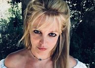 Нового бойфренда Бритни Спирс не напрягает, что она светит на улице нижним бельем
