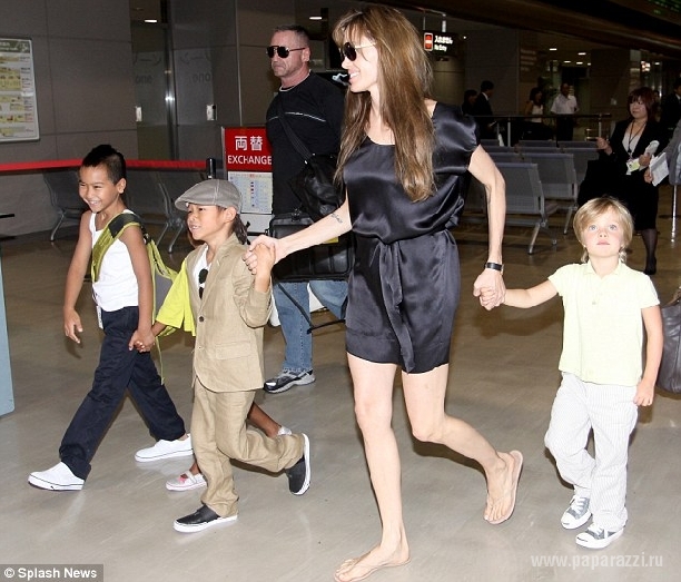 Дети Анджелины Джоли произвели фурор в Японии