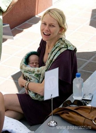 Маша Шалаева носит ребенка в сумке