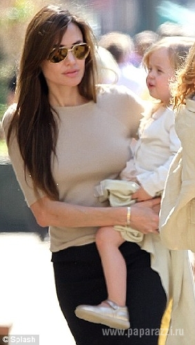 Анджелина Джоли вывела на прогулку всю свою огромную семью