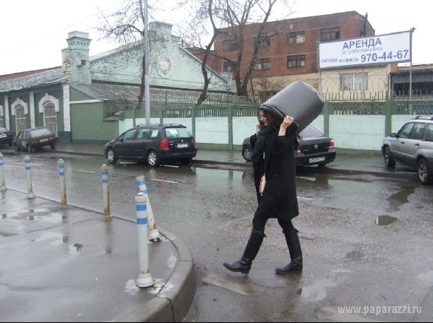 Алена Водонаева надела мешок для мусора вместо шляпки