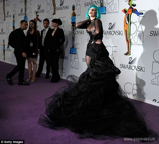Леди Гага показала грудь на модной премии