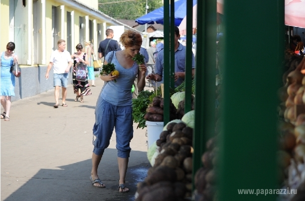 Настя Макеева отоваривается на рынке