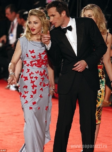 Мадонна сразила Венецию роскошным платьем