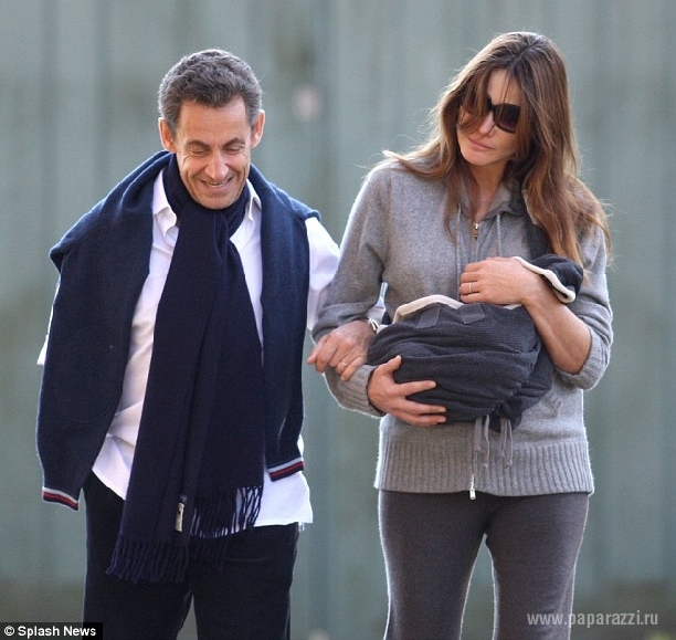Карла Бруни и Николя Саркози прогулялись с новорожденной дочкой