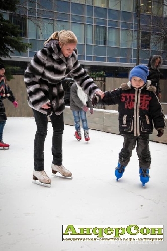 Ирина Лобачева научила детей кататься на коньках
