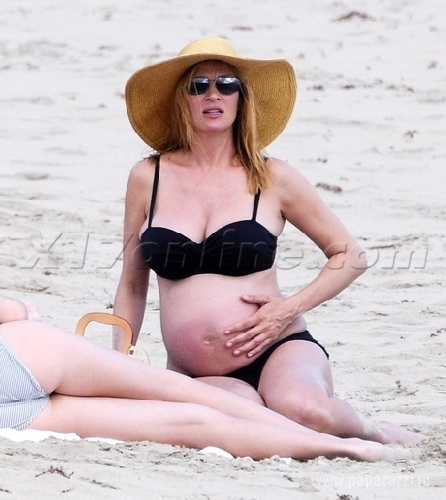 Беременная Ума Турман показала животик на пляже