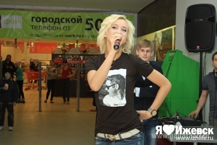 Ольга Бузова открыла в Ижевске бутик одежды