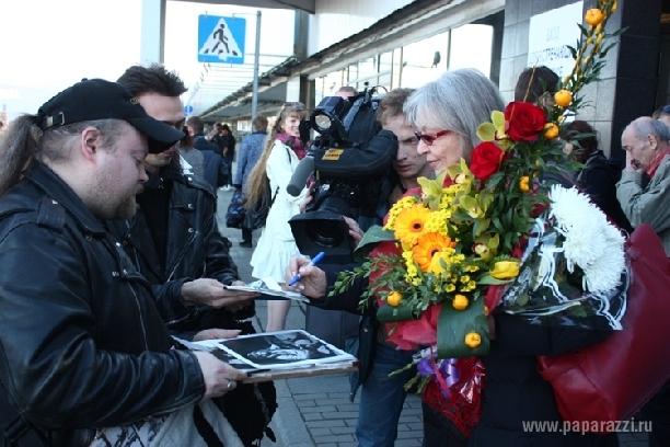 марина  влади  прилетела  в  петербург